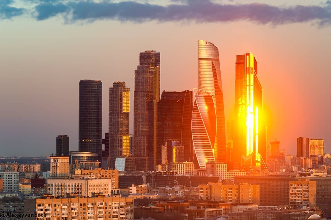 1 tower moscow. Ван Тауэр. One Tower Москва Сити. Москва Сити солнце. Башни Москва лайф.