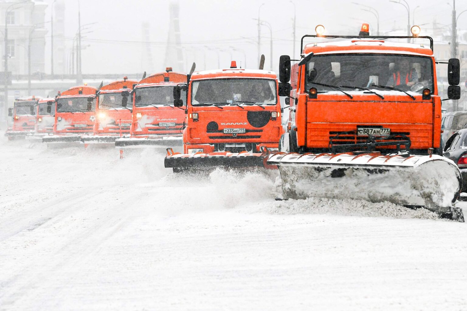 Чем посыпают москву зимой