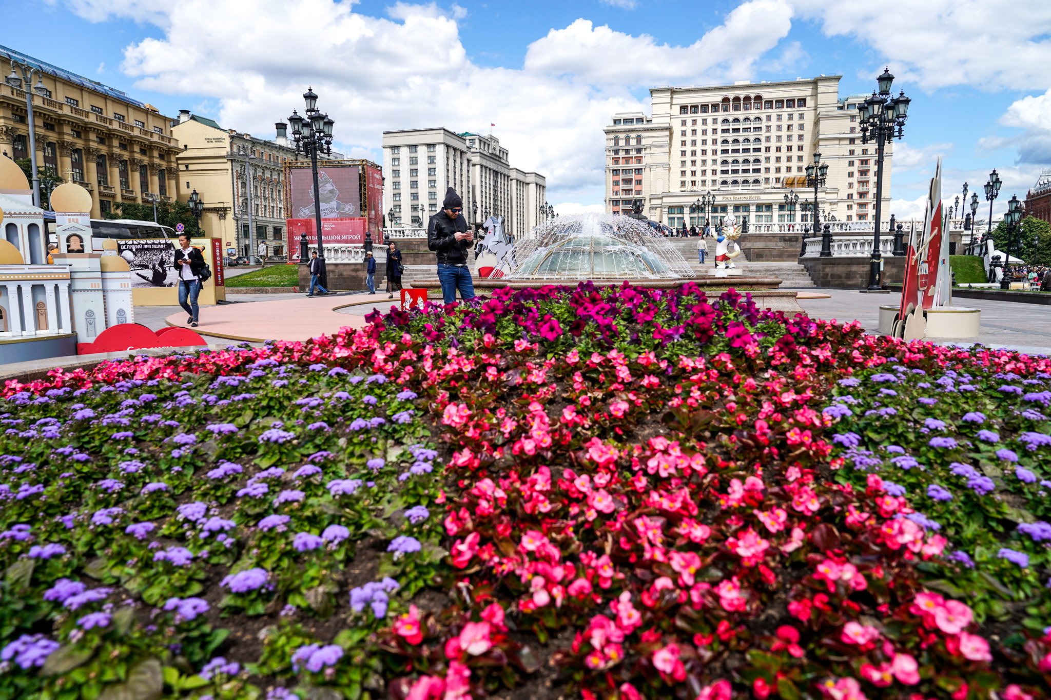 Цвет москвы. Цветники Москвы. Цветочные клумбы Москва. Клумбы Москвы. Красивые клумбы в Москве.